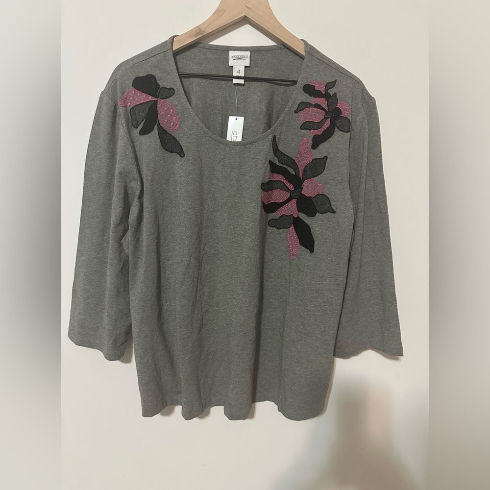 Chico’s Floral Embroidered Scoop Neck Tee SZ 4 short sleeve‎  Gray 3/4 Sleeves